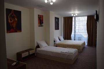 Фото номера Четырехместный номер с балконом Отель Dimax Hotel г. Yoakim-Gruevo 3