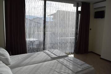 Фото номера Двухместный номер Делюкс с 1 кроватью и балконом Отель Dimax Hotel г. Yoakim-Gruevo 7