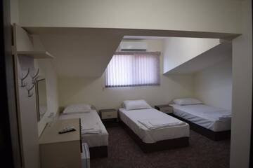 Фото номера Трехместный номер «Комфорт» с душем Отель Dimax Hotel г. Yoakim-Gruevo 3
